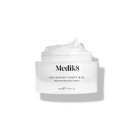Le pot de crème Medik8 Advanced Night Eye est présenté sur un fond blanc avec le couvercle retiré. La crème blanche et riche est visible à l’intérieur, mettant en valeur sa texture.