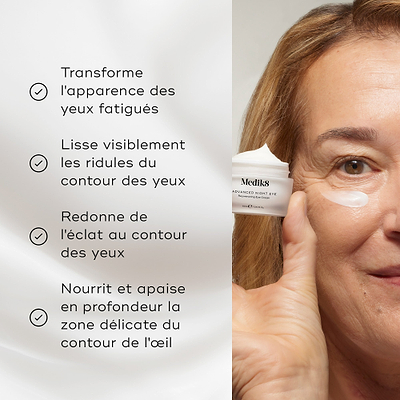 Une liste des bénéfices apparaît à côté d’un modèle tenant le pot de crème Medik8 Advanced Night Eye. Le texte indique que la crème transforme les yeux fatigués, lisse les ridules, illumine et nourrit en profondeur le contour délicat des yeux.