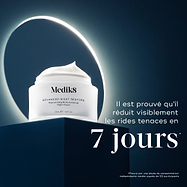 Le pot de crème Medik8 Advanced Night Restore est placé sur un socle bleu foncé avec un anneau lumineux derrière. Le texte souligne Prouvé pour réduire visiblement les rides tenaces en 7 jours* sur la base d’une étude indépendante auprès des consommateurs.
