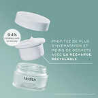 Une vue éclatée du packaging de la Medik8 Total Moisture Daily Facial Cream sur un fond bleu sarcelle. Elle montre le pot en verre dépoli vide en bas, une recharge recyclable blanche contenant de la crème blanche flottant au-dessus, et le couvercle blanc suspendu au sommet. Le texte souligne : « PROFITEZ DE PLUS D’HYDRATATION MAIS DE MOINS DE DÉCHETS AVEC LA RECHARGE RECYCLABLE », et un badge circulaire indique « 94 % D’EMBALLAGE EN MOINS ».