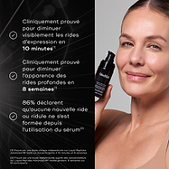 Une femme tient un flacon de Liquid Peptides Advanced MP. Il est cliniquement prouvé qu’il diminue visiblement les rides d’expression en 10 minutes, qu’il réduit l’apparence des rides profondes en 8 semaines, et 86 % des utilisateurs sont d’accord pour dire qu’aucune nouvelle ride ou ligne n’est apparue depuis l’utilisation du sérum. Les notes de bas de page citent des études cliniques et consommateurs indépendantes.