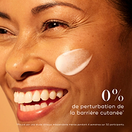Femme souriante à la peau lumineuse avec une touche de sérum Medik8 C-Tetra Advanced sur la joue, mettant en avant 0 % de perturbation de la barrière cutanée pour un éclaircissement doux mais efficace.