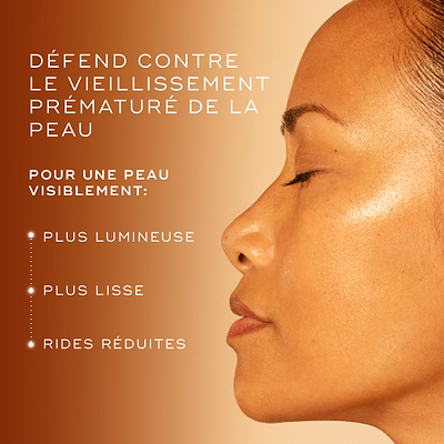 Gros plan d’une femme à la peau lumineuse et uniforme, avec un texte mettant en avant comment C-Tetra Advanced protège contre le vieillissement prématuré en améliorant l’éclat, les rides et la texture de la peau.
