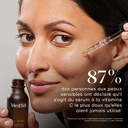 Femme appliquant un sérum Medik8 sur son visage, avec un texte décrivant son efficacité sur les peaux sensibles.