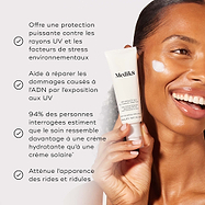 Le tube de crème Medik8 Advanced Day Ultimate Protect est tenu par un modèle souriant avec une touche de crème blanche sur la joue, sur un fond beige chaud. Le texte met en avant quatre bénéfices clés : une protection puissante contre les rayons UV et les agressions environnementales, la réparation des dommages à l’ADN après l’exposition aux UV, 94 % déclarent qu’elle procure la sensation d’une crème hydratante, et 100 % n’ont constaté aucun effet de peluchage ou de résidus.