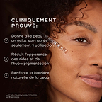 Gros plan du visage d’une personne traité avec une pipette en verre sur un fond sombre aux tons chauds. Le texte indique que le produit est CLINIQUEMENT PROUVÉ POUR : suivi de trois affirmations avec coche : Donne un éclat sain à la peau dès la première utilisation*, Réduit l’apparence des rides et de l’hyperpigmentation en 4 semaines*, Illumine visiblement et nourrit en profondeur. 
