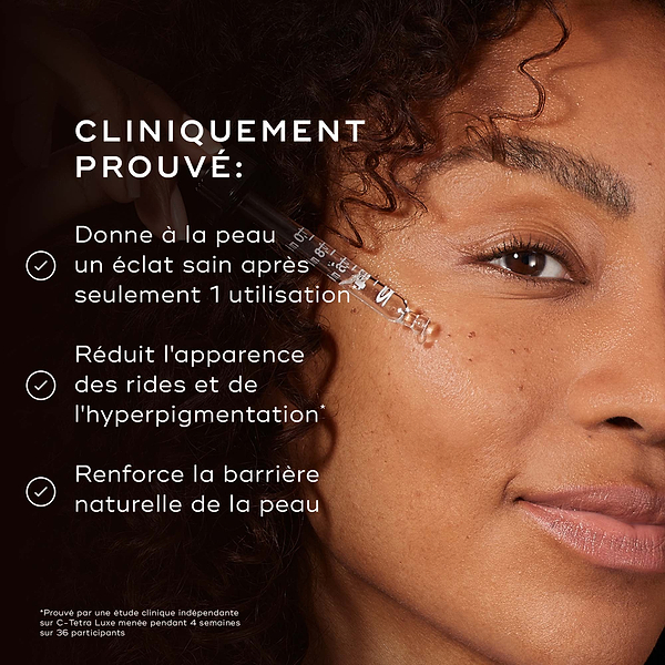 Gros plan du visage d’une personne traité avec une pipette en verre sur un fond sombre aux tons chauds. Le texte indique que le produit est CLINIQUEMENT PROUVÉ POUR : suivi de trois affirmations avec coche : Donne un éclat sain à la peau dès la première utilisation*, Réduit l’apparence des rides et de l’hyperpigmentation en 4 semaines*, Illumine visiblement et nourrit en profondeur. 