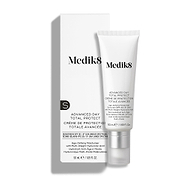 Medik8 Advanced Day Total Protect Sonnenschutzcreme in einer weißen Tube neben ihrer weißen Verpackungsschachtel