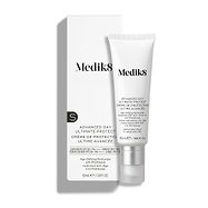 Die Medik8 Advanced Day Ultimate Protect SPF 30 Creme in der Tube und ihre weiße Verpackungsschachtel, dargestellt vor einem reinen weißen Hintergrund mit einem sanften Schatten.