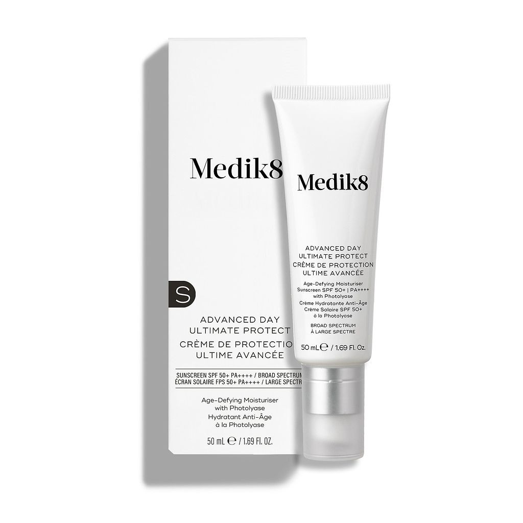 Die Medik8 Advanced Day Ultimate Protect SPF 30 Creme in der Tube und ihre weiße Verpackungsschachtel, dargestellt vor einem reinen weißen Hintergrund mit einem sanften Schatten.