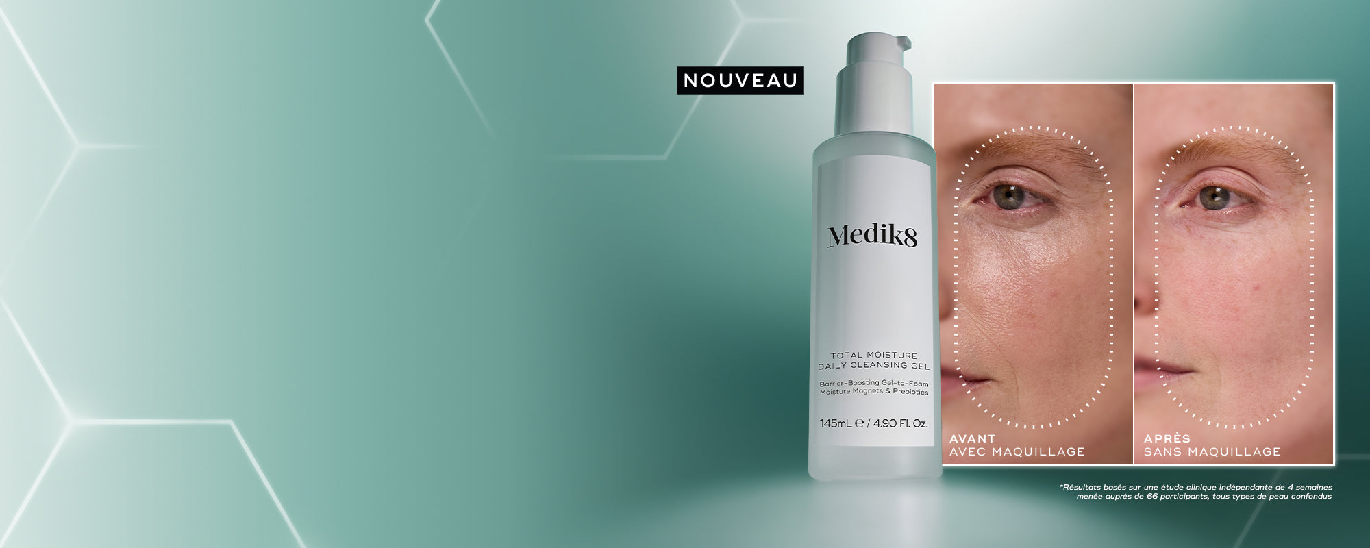 Un flacon de Medik8 Total Moisture Daily Cleansing Gel est présenté à côté d’un gros plan divisé de la joue et du contour de l’œil d’une personne, sur un fond turquoise-vert avec de subtils motifs hexagonaux. Le côté gauche est intitulé « AVANT AVEC MAQUILLAGE », montrant la texture de la peau et le fond de teint appliqué. Le côté droit est intitulé « APRÈS SANS MAQUILLAGE », révélant une peau visiblement plus nette, plus propre et plus lumineuse. Une petite étiquette noire au-dessus du flacon indique « NOU