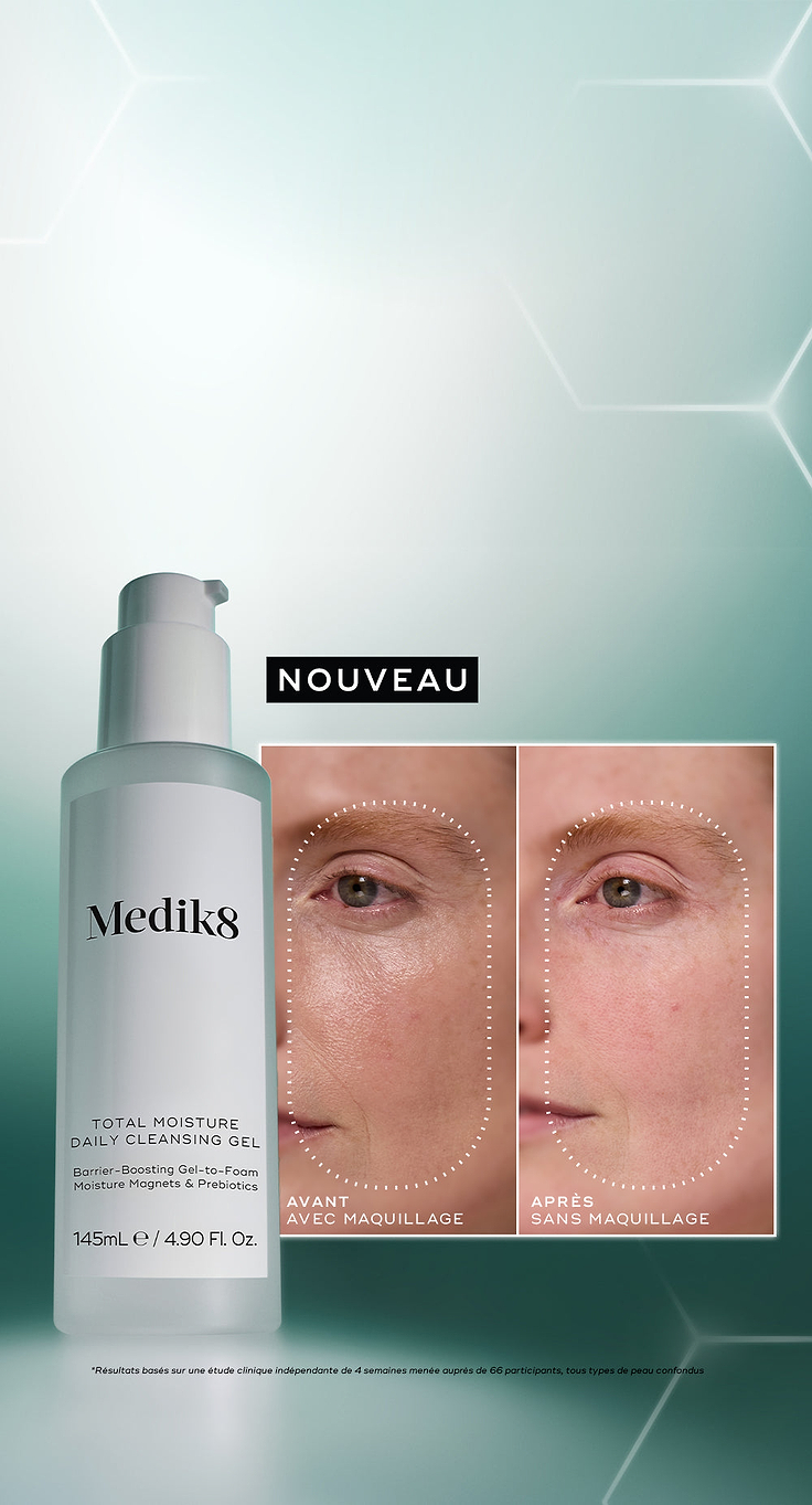 Un flacon de Medik8 Total Moisture Daily Cleansing Gel est présenté à côté d’un gros plan divisé de la joue et du contour de l’œil d’une personne, sur un fond turquoise-vert avec de subtils motifs hexagonaux. Le côté gauche est intitulé « AVANT AVEC MAQUILLAGE », montrant la texture de la peau et le fond de teint appliqué. Le côté droit est intitulé « APRÈS SANS MAQUILLAGE », révélant une peau visiblement plus nette, plus propre et plus lumineuse. Une petite étiquette noire au-dessus du flacon indique « NOU