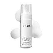 Flacon-pompe Medik8 Clarifying Foam présenté sur un fond blanc propre avec trois petites touffes de mousse blanche aérienne. Le texte l'identifie comme un Refreshing AHA/BHA Blemish Cleanser de 150 mL