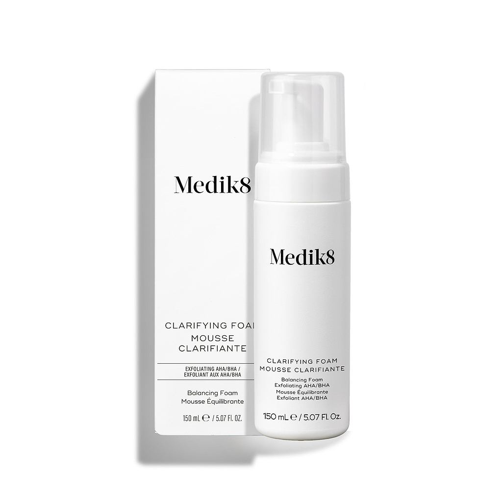 Medik8 Clarifying Foam – ein ausgleichender Schaum, dargestellt in einer weißen Pumpflasche neben seiner weißen Verpackungsbox vor einem sauberen weißen Hintergrund.