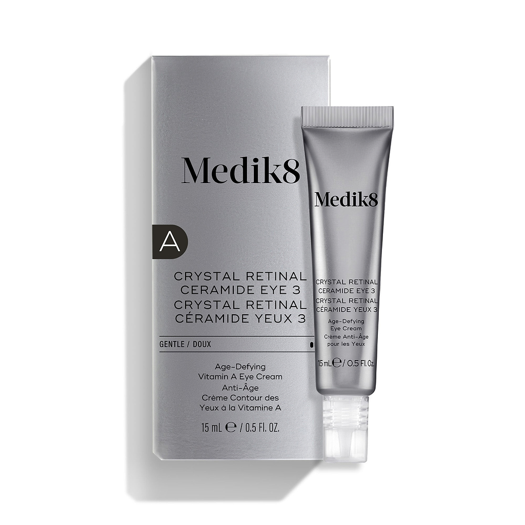 Die Augencreme „Medik8 Crystal Retinal Ceramide Eye 3“ wird mit ihrer silber-weißen Verpackungsbox und einer dazu passenden Tube auf weißem Hintergrund abgebildet.