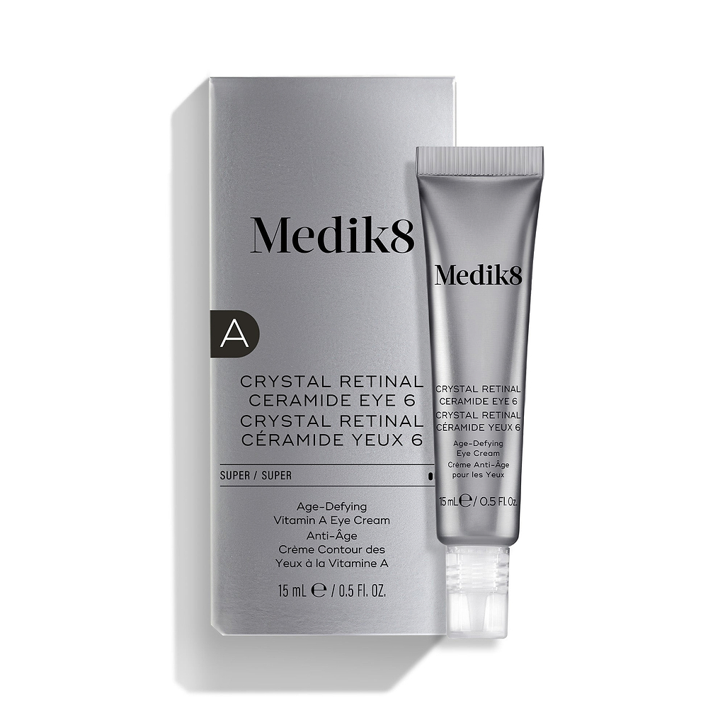 Die Augencreme „Medik8 Crystal Retinal Ceramide Eye 6“ wird mit ihrer silber-weißen Verpackungsbox und einer dazu passenden Tube auf weißem Hintergrund abgebildet.