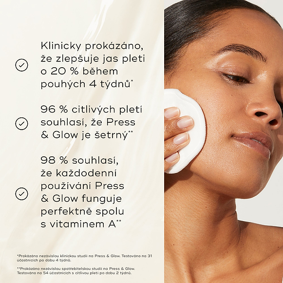 Osoba nanáší Medik8 Press & Glow na obličej pomocí vatového tamponku na neutrálním pozadí s mramorovou texturou. Text uvádí, že produkt je „Klinicky prokázáno, že zlepšuje jas pleti o 20 % již za 4 týdny“ a že „96 % osob s citlivou pletí souhlasí, že Press & Glow je šetrný*“ a „98 % souhlasí, že každodenní používání Press & Glow perfektně fungovalo společně s vitaminem A**.“**-hover-17