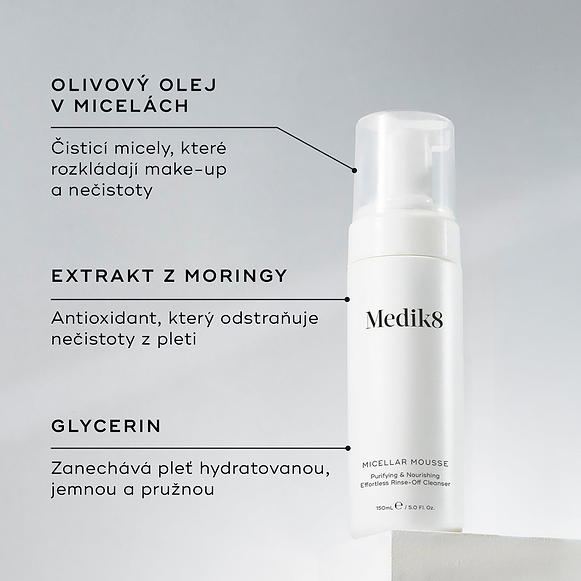 Lahvička Medik8 Micellar Mousse je vystavena na bílém podstavci. Čáry propojují lahvičku s textem vysvětlujícím klíčové složky:

Micely s obsahem olivového oleje pro rozpuštění make-upu

Extrakt z moringy pro odstranění nečistot

Glycerin pro hydrataci-hover-26