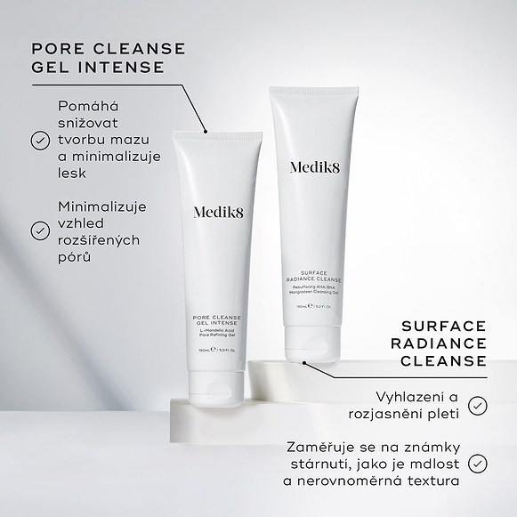 Tuby přípravků Medik8 Pore Cleanse Gel Intense a Surface Radiance Cleanse jsou vystaveny společně na bílých podstavcích. Popis k přípravku Pore Cleanse Gel Intense uvádí, že pomáhá omezit mastnotu, minimalizovat lesk a zmírnit viditelnost rozšířených pórů. Popis k přípravku Surface Radiance Cleanse zdůrazňuje, že přípravek vyhlazuje a rozjasňuje pleť a bojuje proti známkám stárnutí, jako je matný vzhled a nerovnoměrná struktura.-hover-21