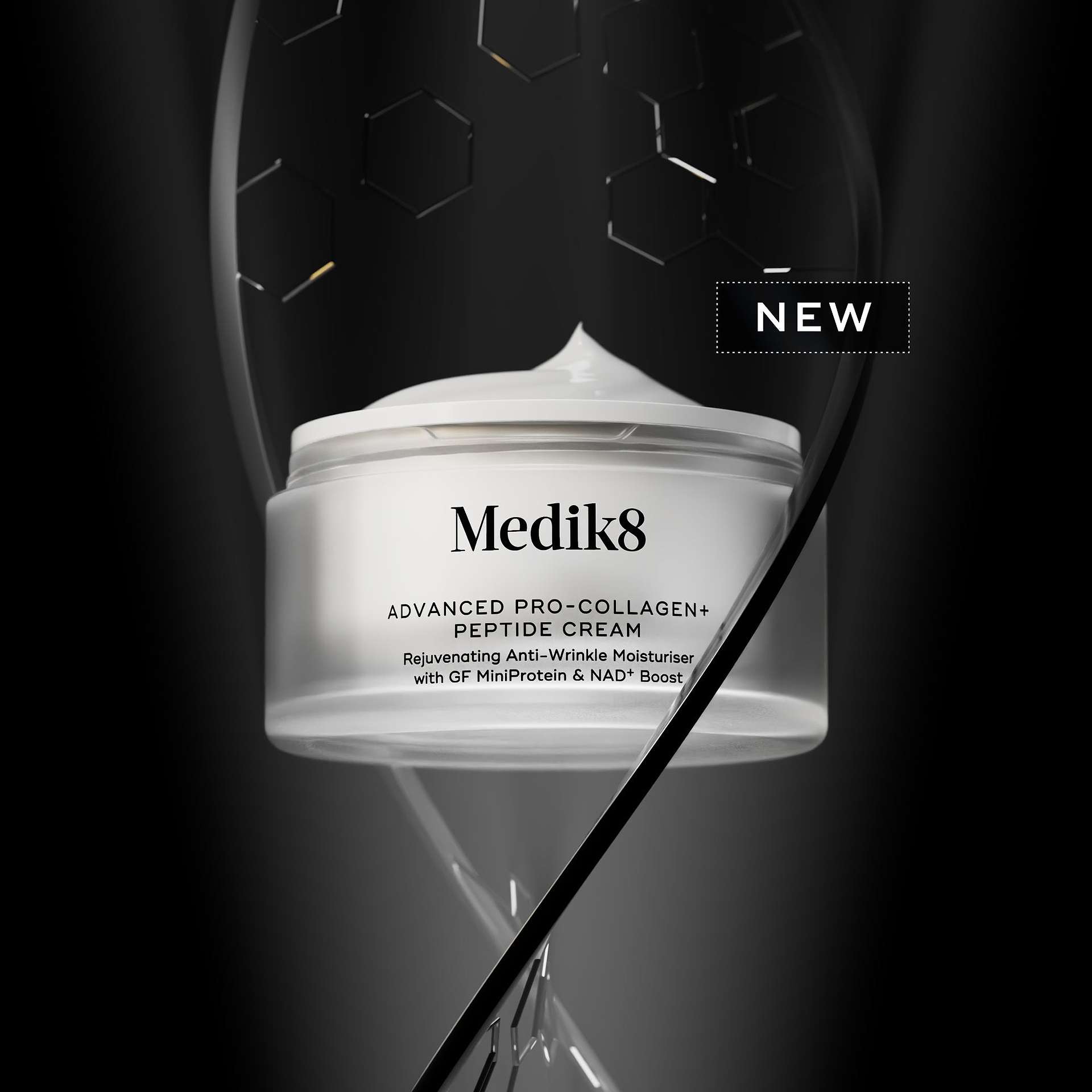 Kelímek Medik8 Advanced Pro-Collagen+ Peptide Cream lemovaný černým motivem šroubovice se štítkem „NOVINKA“.