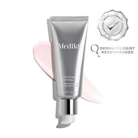Tuba Medik8 Crystal Retinal 1 spočívá na stopě světle růžového séra na bílém pozadí. Odznaky zdůrazňují „vítěz Get The Gloss Beauty Awards 2025“ a „první patentovaná technologie na světě“, spolu s textem uvádějícím *„č. 1 dermatologické pleťové sérum ve Velké Británii“**.