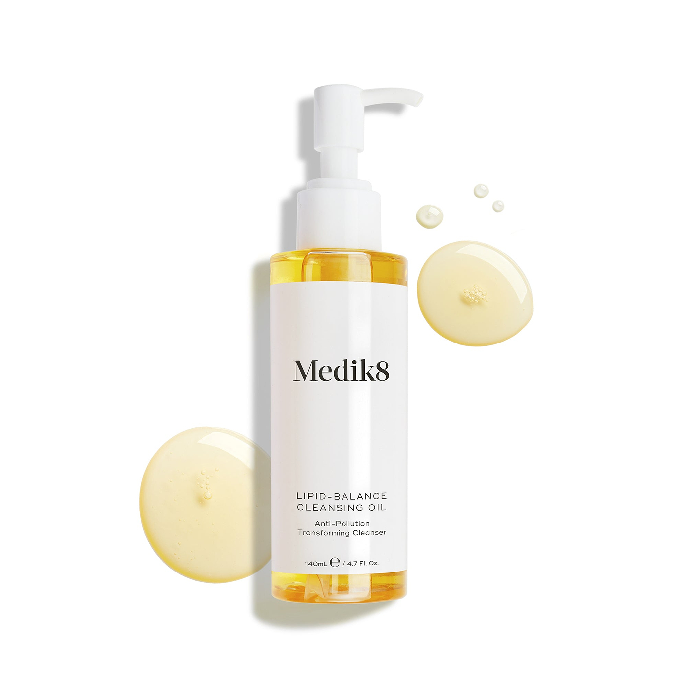 Medik8 Lipid-Balance Cleansing Oil Flasche steht vor weißem Hintergrund. Goldene Öltröpfchen umgeben die Flasche und heben die reichhaltige, flüssige Textur hervor.