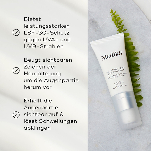 Die Tube Advanced Day Eye Protect liegt auf einer Marmoroberfläche neben einem grünen Farnblatt. Der Text hebt ihren SPF-30-Schutz, die Vorbeugung sichtbarer Alterserscheinungen sowie ihre Fähigkeit hervor, den Augenbereich aufzuhellen und zu entstauen.-hover-4