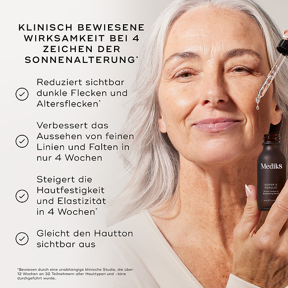 Eine Nahaufnahme einer lächelnden Frau, die eine Tropfflasche mit dem „Medik Super C Ferulic Serum“ vor einem hellen Hintergrund in der Hand hält, begleitet von einem Text über die sichtbare Reduzierung von Sonnenschäden und die Verbesserung der Hautelastizität.-hover-9