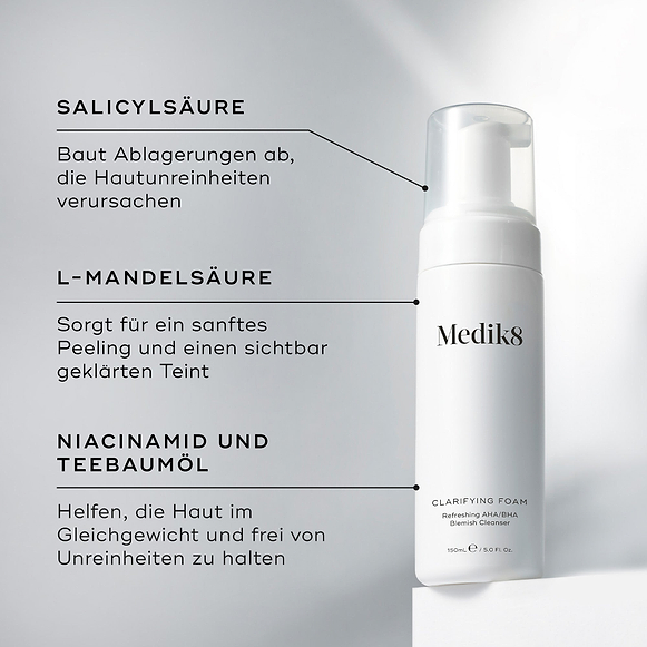 Medik8 Clarifying Foam Pumpflasche steht auf einem weißen Block vor sauberem grauem Hintergrund. Der Text hebt die Schlüsselwirkstoffe hervor: Salicylsäure zum Abbau von Unreinheiten verursachenden Ablagerungen, L-Mandelsäure für eine sanfte Exfoliation und einen geklärten Teint sowie Niacinamid & Teebaumöl zur Unterstützung einer ausgeglichenen, unreinenfreien Haut.