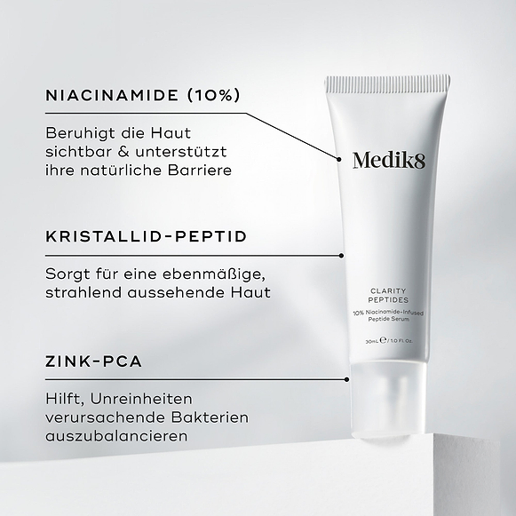 Medik8 Clarity Peptides Tube steht auf einem weißen Block neben Details zu den Inhaltsstoffen. Der Text hebt Niacinamid (10 %) zur Beruhigung der Haut, Crystalide Peptide für Leuchtkraft und Zinc PCA zur Bakterienbalance hervor.-hover-2
