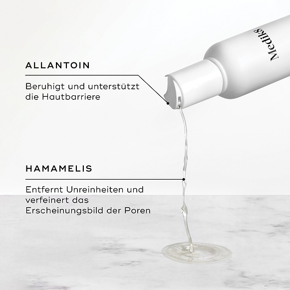 Flüssigkeit fließt aus der Daily Refresh Balancing Toner Flasche. Der Text hebt Allantoin zur Beruhigung, Hamamelis zur Porenverfeinerung und Präbiotika zum Ausgleich der Hautbakterien hervor.-hover-8