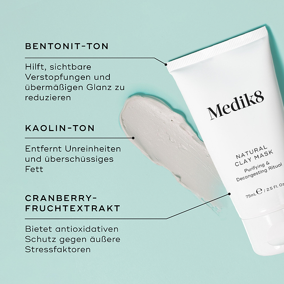 Die Medik8 Natural Clay Mask mit Text, der die Hauptwirkstoffe hervorhebt, auf hellblauem Hintergrund.-hover-8