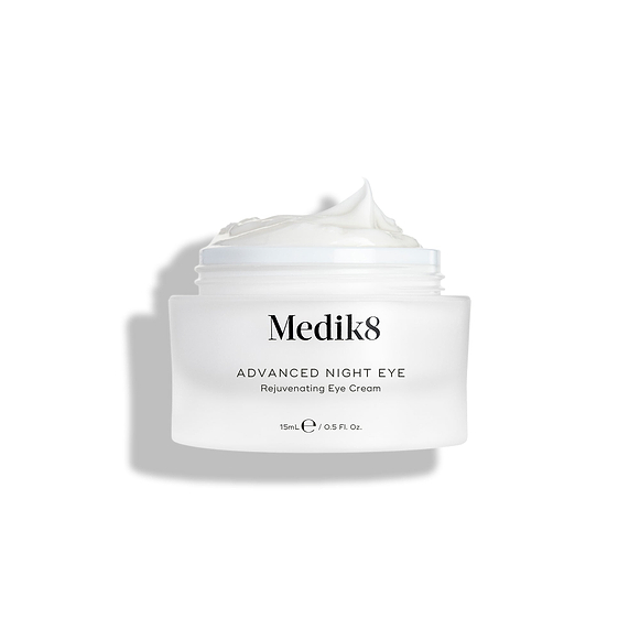 Medik8 Advanced Night Eye Cremetiegel steht vor weißem Hintergrund mit abgenommenem Deckel. Die reichhaltige weiße Creme ist im Tiegel sichtbar und betont die Textur.-8