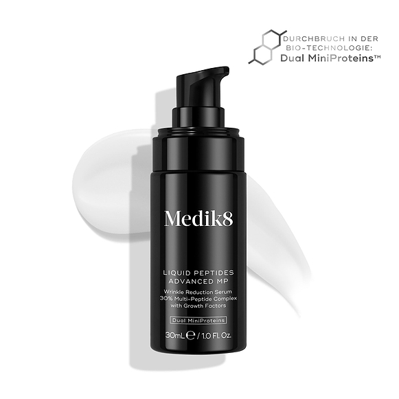 Abgebildet ist eine schwarze Flasche Liquid Peptides Advanced MP Serum mit Pumpspender, dahinter ein Wirbel aus weißem Serum.-4