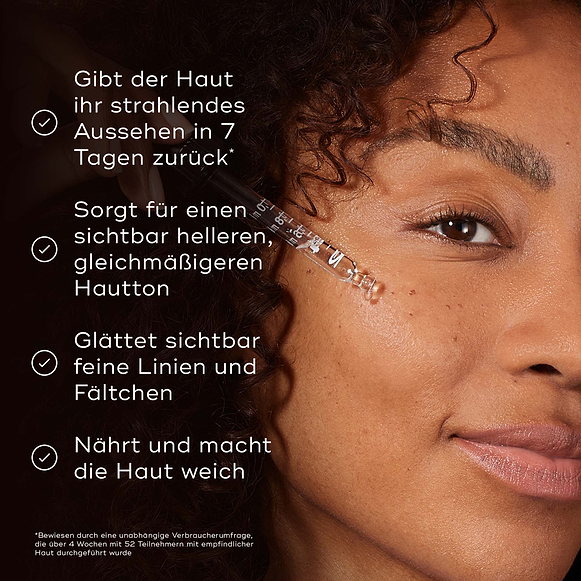 Ein Modell mit strahlendem Teint wird in Nahaufnahme gezeigt, daneben eine Liste der klinisch nachgewiesenen Vorteile von Medik8 C-Tetra Luxe: Verleiht der Haut nach nur 1 Anwendung einen gesunden Glow*, Reduziert das Erscheinungsbild von Falten & Hyperpigmentierung in 4 Wochen*, Sichtbar aufhellend & pflegend. Fußnote: Ergebnisse basieren auf einer unabhängigen klinischen Studie mit 36 Teilnehmern über 4 Wochen.-hover-3