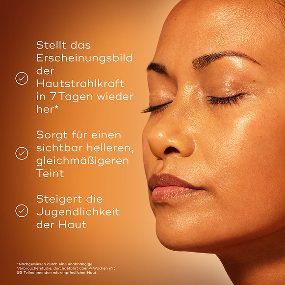 Nahaufnahme einer Person mit strahlender, mit Feuchtigkeit versorgter Haut. Der Text hebt die Vorteile hervor: stellt die Hautstrahlkraft in 7 Tagen wieder her, sorgt für einen sichtbar helleren, gleichmäßigeren Teint und steigert die Jugendlichkeit der Haut.-hover-6