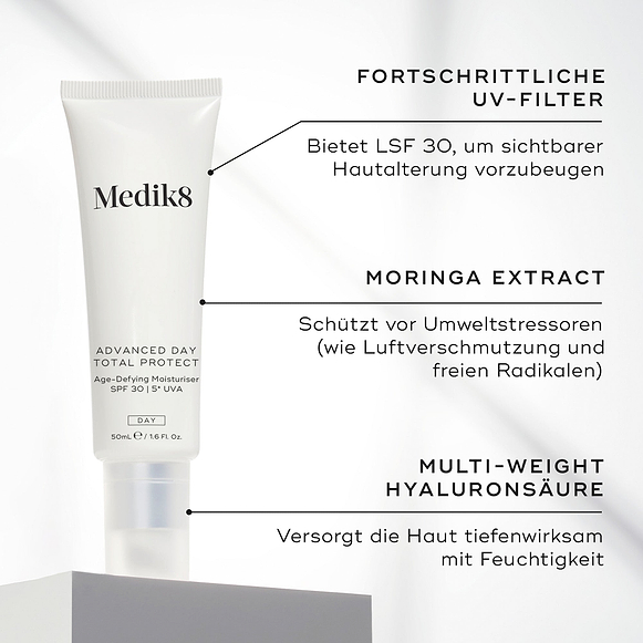 Medik8 Advanced Day Total Protect Tube steht auf einem weißen Block vor sauberem grauem Hintergrund. Der Text hebt die Schlüsselwirkstoffe hervor: Fortschrittliche UV-Filter für SPF 30 Schutz und zur Vorbeugung sichtbarer Hautalterung, Moringa-Extrakt zum Schutz vor Umweltbelastungen wie Luftverschmutzung und freien Radikalen sowie Multi-Weight-Hyaluronsäure zur intensiven Hydratisierung der Haut.-hover-5