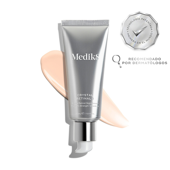 El tubo de Medik8 Crystal Retinal 3 descansa sobre una franja de sérum rosa pálido sobre un fondo blanco. Distintivos destacan «Ganador de los Get The Gloss Beauty Awards 2025» y «Primera tecnología patentada del mundo», junto con el texto: «El sérum facial dermatológico n.º 1 del Reino Unido*».
-3