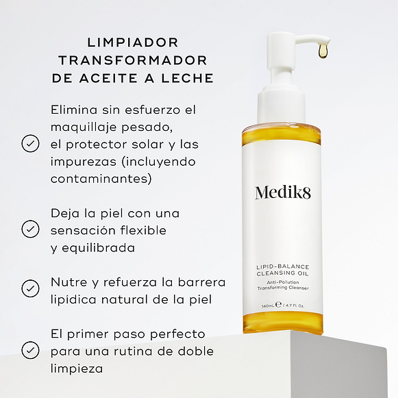 La botella de Medik8 Lipid-Balance Cleansing Oil se encuentra sobre un bloque blanco. El texto enumera beneficios como eliminar maquillaje intenso, apoyar la barrera lipídica y actuar como un limpiador transformador de aceite a leche.-hover-21