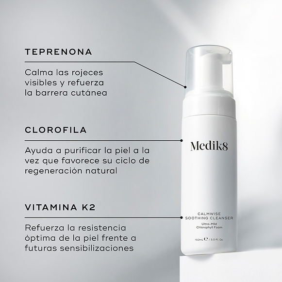 Una botella de Medik8 Calmwise Soothing Cleanser mostrada sobre un bloque blanco. Líneas conectan la botella con textos que explican los ingredientes clave: Teprenona para calmar el enrojecimiento, Clorofila para purificar la piel y Vitamina K2 para ayudar a fortalecer la piel.-hover-37