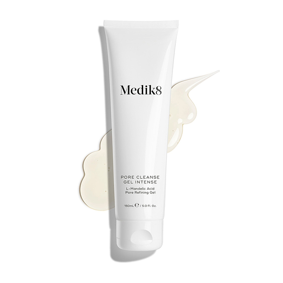 Le tube de Medik8 Pore Cleanse Gel Intense est posé sur un fond blanc avec un étalement de gel translucide. Le texte indique qu’il s’agit d’un « L-Mandelic Acid Pore Refining Gel » de 150 mL.-5