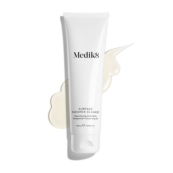 Tube Medik8 Surface Radiance Cleanse présenté sur un fond blanc propre avec un large trait de gel translucide. Le texte l'identifie comme un Resurfacing AHA/BHA Mangosteen Cleansing Gel de 150 mL -18