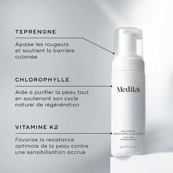 Un flacon de Medik8 Calmwise Soothing Cleanser présenté sur un bloc blanc. Des lignes relient le flacon à un texte expliquant les principaux ingrédients : le téprénone pour apaiser les rougeurs, la chlorophylle pour purifier la peau et la vitamine K2 pour soutenir la solidité de la peau.c-hover-24