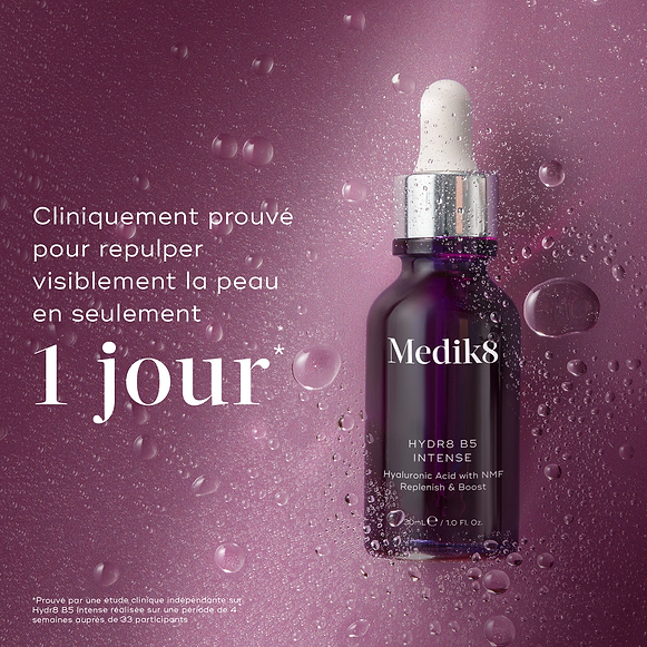 Le flacon compte-gouttes en verre Medik8 Hydr8 B5 Intense est centré sur un fond violet scintillant avec des gouttes d'eau translucides. Le texte en gras indique que le produit est cliniquement prouvé pour repulper visiblement la peau en seulement 1 jour
