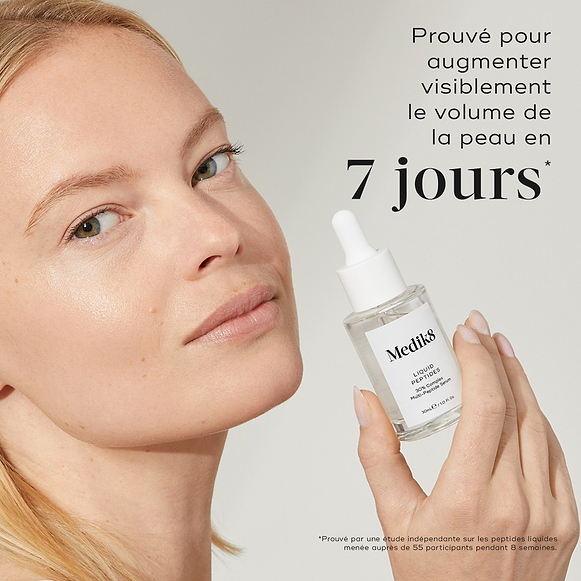 Une femme tient un flacon de sérum de soin avec un texte indiquant une amélioration visible de la peau en 7 jours.-hover-6