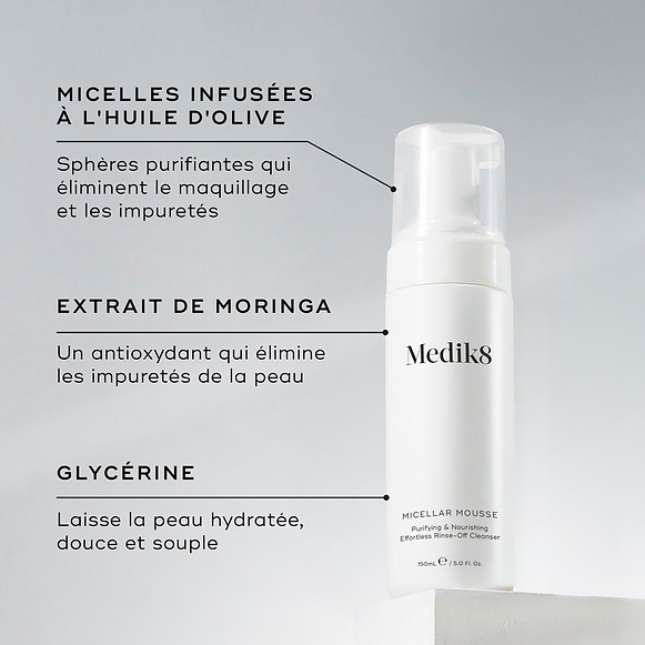 Un flacon de Medik8 Micellar Mousse présenté sur un bloc blanc. Des lignes relient le flacon à un texte expliquant les principaux ingrédients : des micelles infusées à l’huile d’olive pour démaquiller, de l’extrait de moringa pour éliminer les impuretés, et de la glycérine pour hydrater.-hover-21