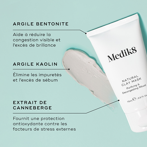 Le Natural Clay Mask de Medik8 avec un texte mettant en avant les principaux ingrédients, sur un fond bleu clair.-hover-6