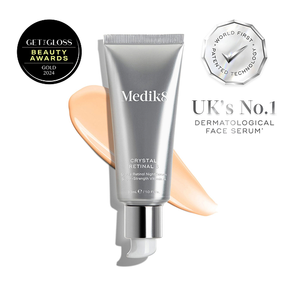 Un tube de sérum Crystal Retinal de Medik8 avec un ruban rose crème, mis en avant comme un produit recommandé par les dermatologues.