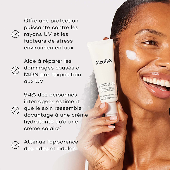 Le tube de crème Medik8 Advanced Day Ultimate Protect est tenu par un modèle souriant avec une touche de crème blanche sur la joue, sur un fond beige chaud. Le texte met en avant quatre bénéfices clés : une protection puissante contre les rayons UV et les agressions environnementales, la réparation des dommages à l’ADN après l’exposition aux UV, 94 % déclarent qu’elle procure la sensation d’une crème hydratante, et 100 % n’ont constaté aucun effet de peluchage ou de résidus.-hover-7