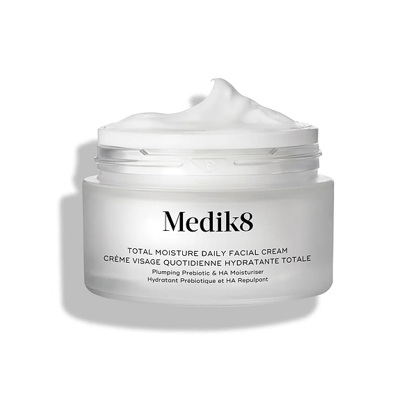 Un pot en verre dépoli de crème Medik8 Total Moisture Daily Facial Cream avec une pointe de crème onctueuse sur le dessus, sur un fond blanc épuré. Des badges dans les coins supérieurs indiquent qu'il est le « Daisy Beauty Awards Vinnare 2025 » (Vainqueur) et qu'il est « Recommandé par les dermatologues ».-1